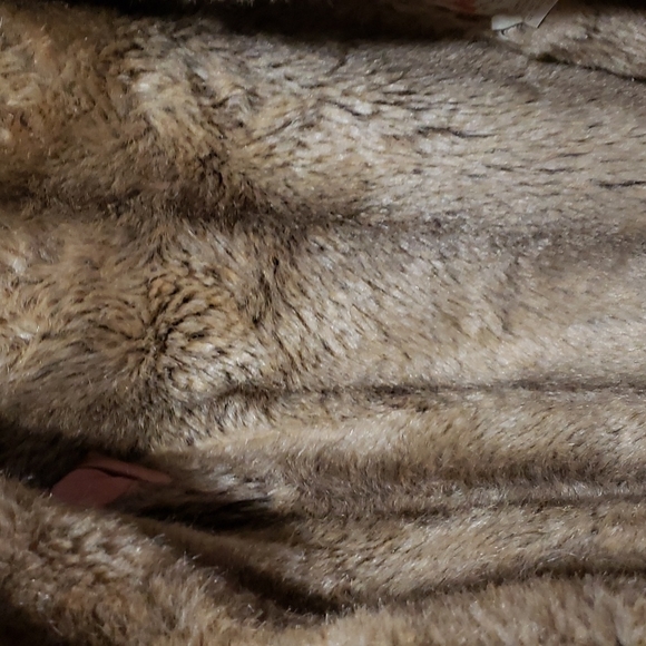 FORECASTER OF BOSTON LUXURY LOOK FUR COAT. - Picture 12 of 13